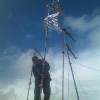Antenista en San Fernando instalando antena tv