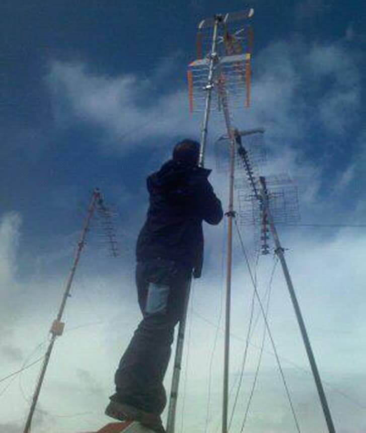 Antenista en San Fernando instalando antena tv