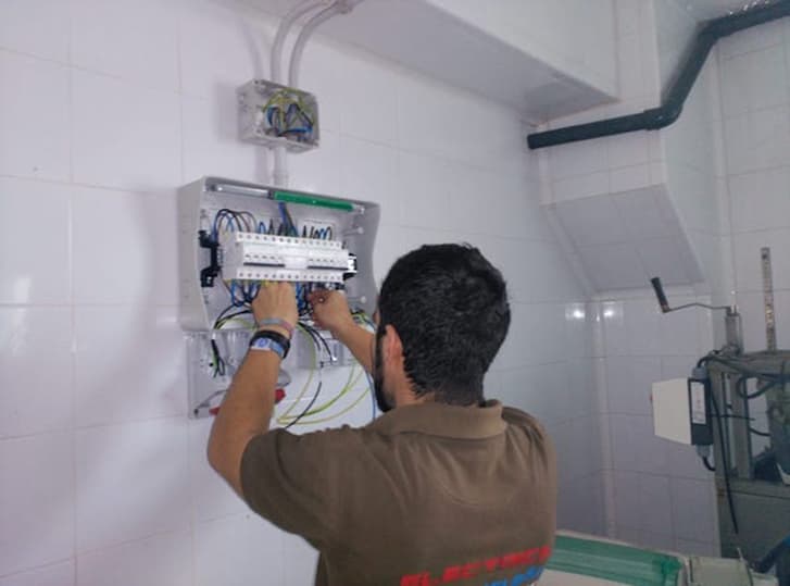Instalación eléctrica en Cádiz bajo tubo de PVC